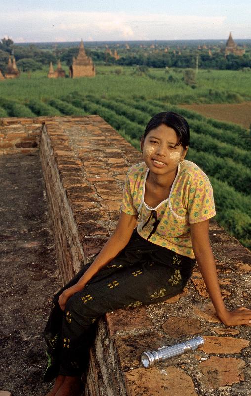 Burma-20-Seib-2002.jpg - Local guide (© Roland Seib)