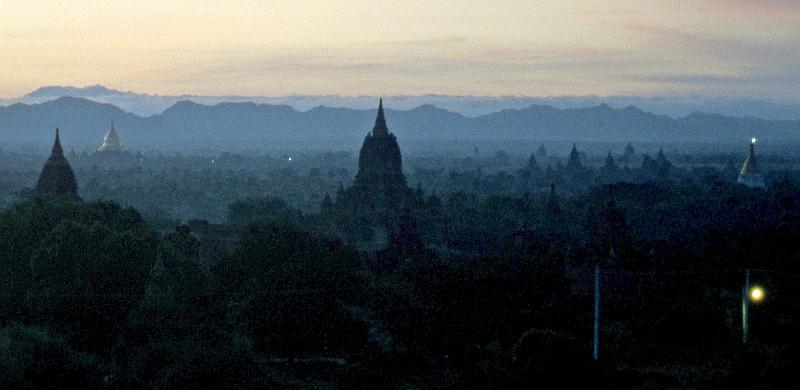 Burma-21-Seib-2002.jpg - Bagan before sunrise (© Roland Seib)