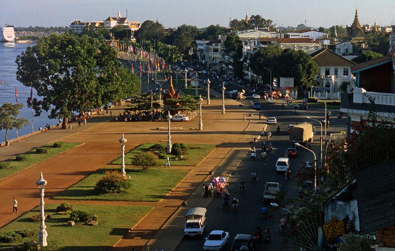 Cambodia-01-Seib-2001.jpg - Promenade along Tonle Sap, Phnom Penh, capital of Cambodia (© Roland Seib)