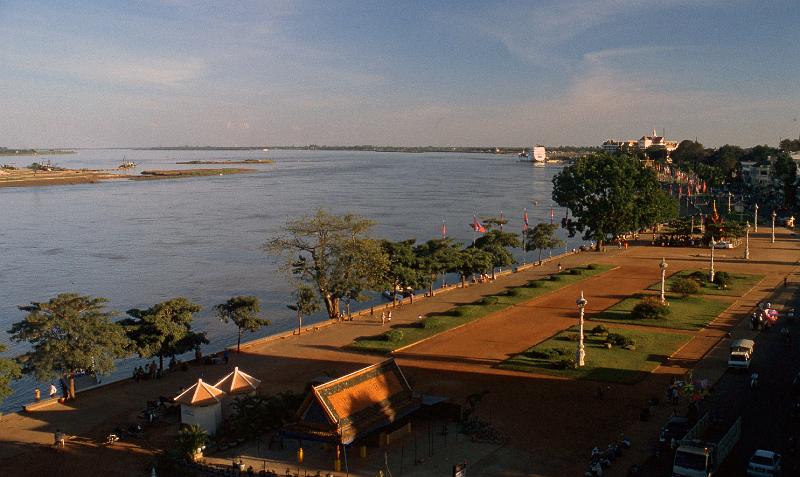 Cambodia-02-Seib-2001.jpg - Junction of Tonle Sap and Mekong in Phnom Penh (© Roland Seib)