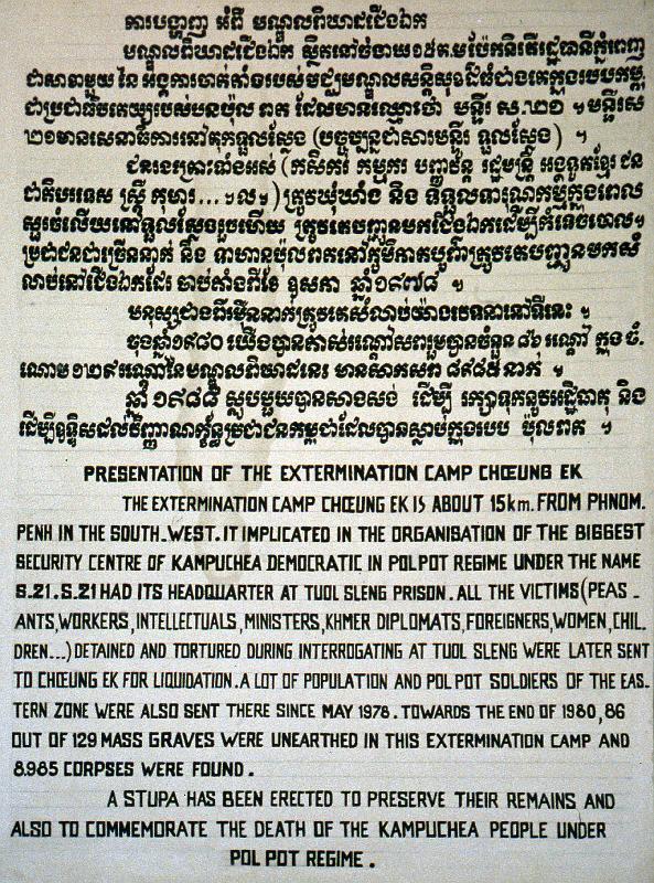Cambodia-08-Seib-2001.jpg - Explanation at Choeung Ek (© Roland Seib)