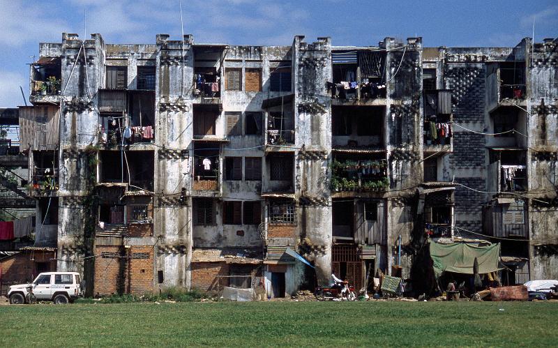 Cambodia-10-Seib-2001.jpg - Apartment building near Phnom Penh (© Roland Seib)