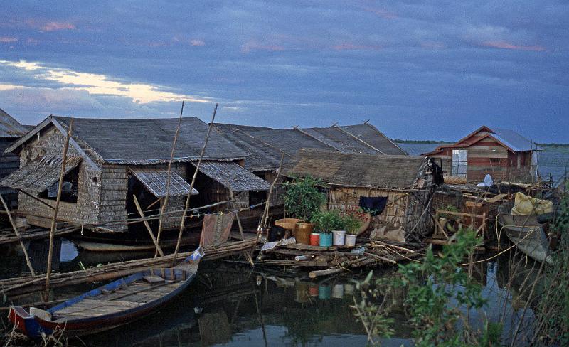 Cambodia-13-Seib-2001.jpg - Floating houses on the Tonle Sap (© Roland Seib)