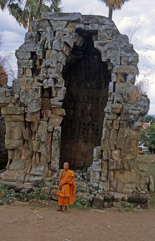 Cambodia-14-Seib-2001.jpg - Monastery Phnom Krom near the Tonle Sap (© Roland Seib)