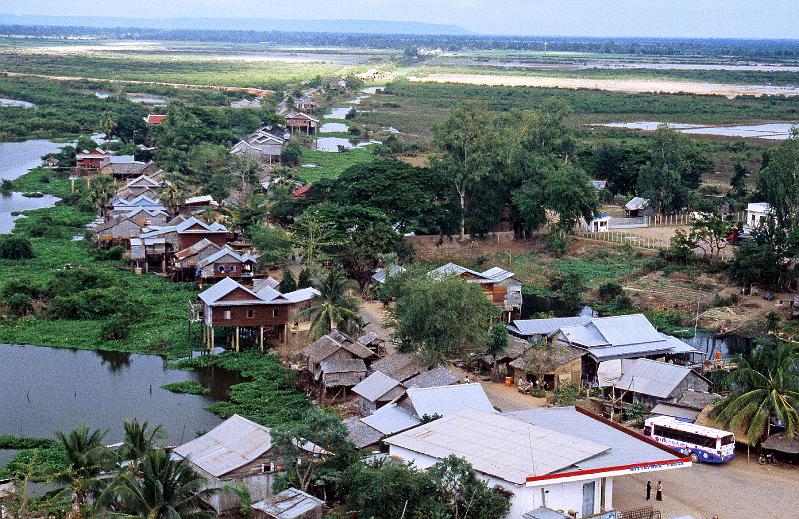Cambodia-15-Seib-2001.jpg - On the way to Siem Reap (© Roland Seib)