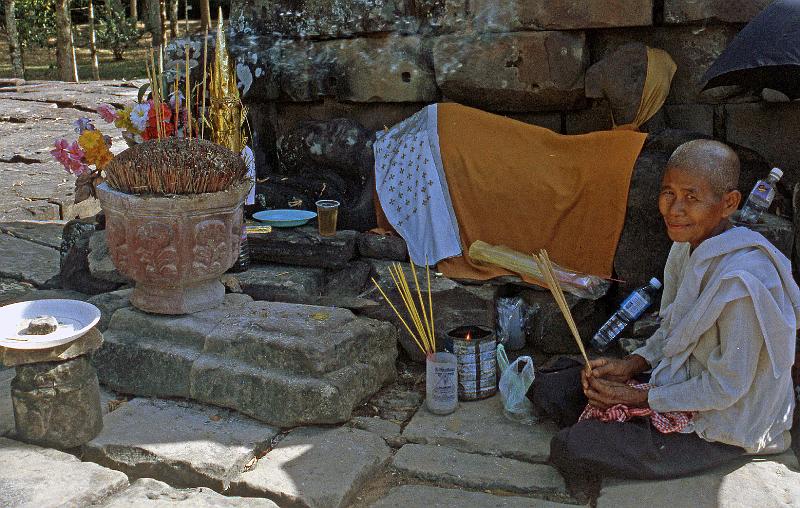 Cambodia-20-Seib-2001.jpg - Nun at the Bayon temple (© Roland Seib)