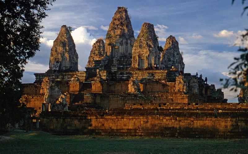 Cambodia-26-Seib-2003.jpg - Sunset at the temple Prasat Kravan (© Roland Seib)