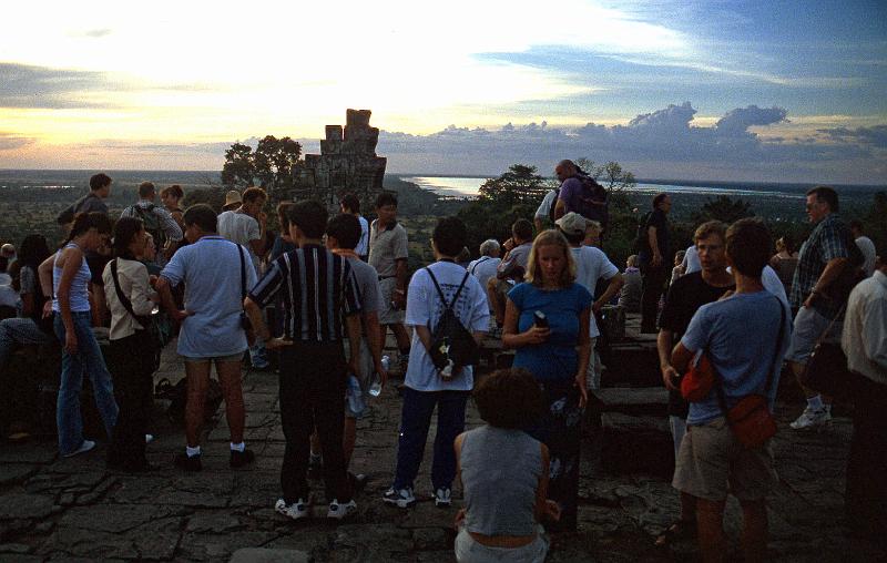 Cambodia-27-Seib-2001.jpg - Sunset on the mountain Phnom Bakheng (© Roland Seib)