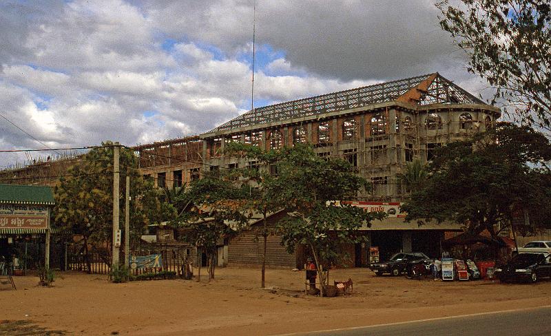 Cambodia-28-Seib-2001.jpg - Hotel boom in Siem Reap (© Roland Seib)