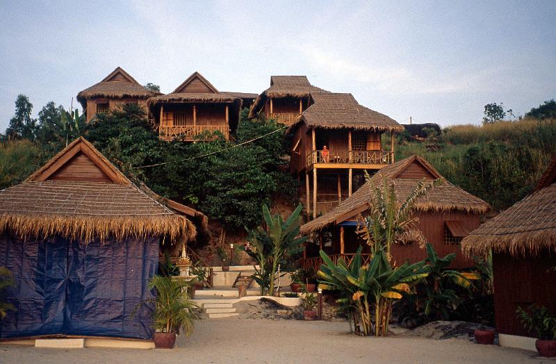 Cambodia-31-Seib-2003.jpg - Local resort at the beach (© Roland Seib)