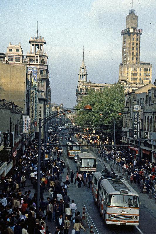 China-17-Seib-1986.jpg - Nanjing road, the town´s main shopping centre (© Roland Seib)