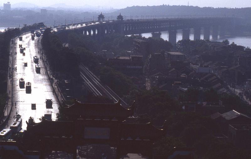 China-23b-Seib-1986.jpg - Wuhan, Hubei province, and the Yangtse bridge, view from the Hong Shan pagoda (© Roland Seib)
