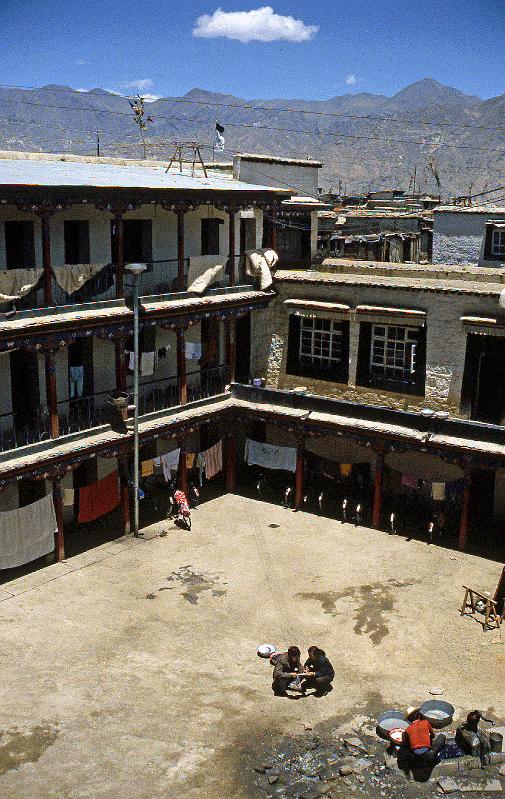 China-42-Seib-1986.jpg - Guesthouse with the only standpipe (© Roland Seib)