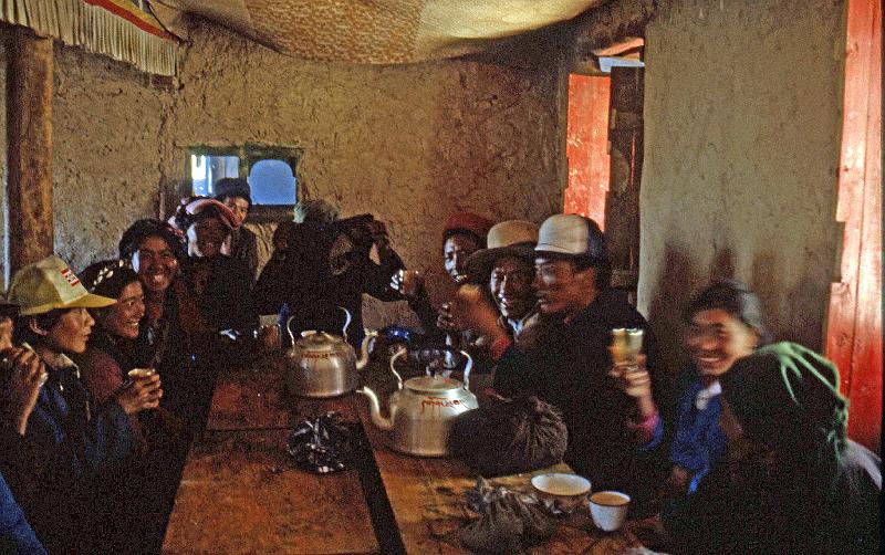 China-52-Seib-1986.jpg - Refectory with yak butter tea (© Roland Seib)