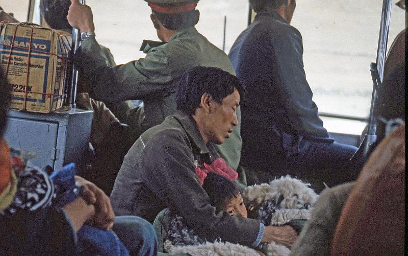 China-54-Seib-1986.jpg - Local bus to the town Gyangtse (© Roland Seib)