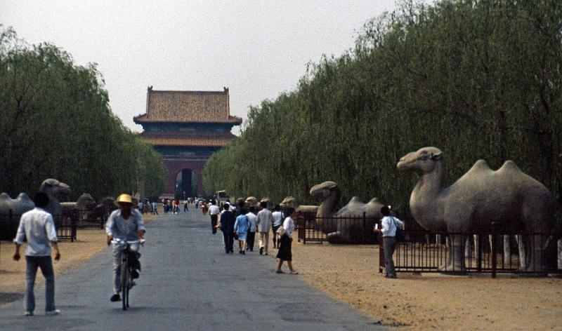 China-79-Seib-1986.jpg - Ming Dynasty Tombs north of Beijing (© Roland Seib)