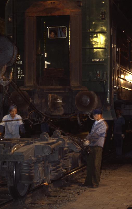 China-82-Seib-1986.jpg - Chassis change due to wider gauge at the Chinese-Mongolian border in Erenhot (© Roland Seib)