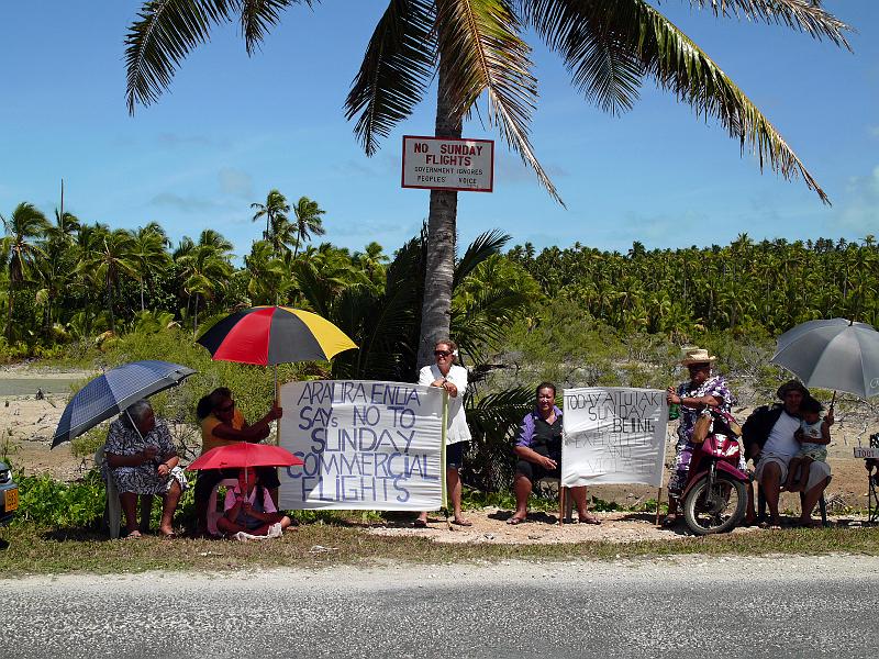 Cook-48-Seib-2011.jpg - Local protest against Sunday flights (Photo by Roland Seib)