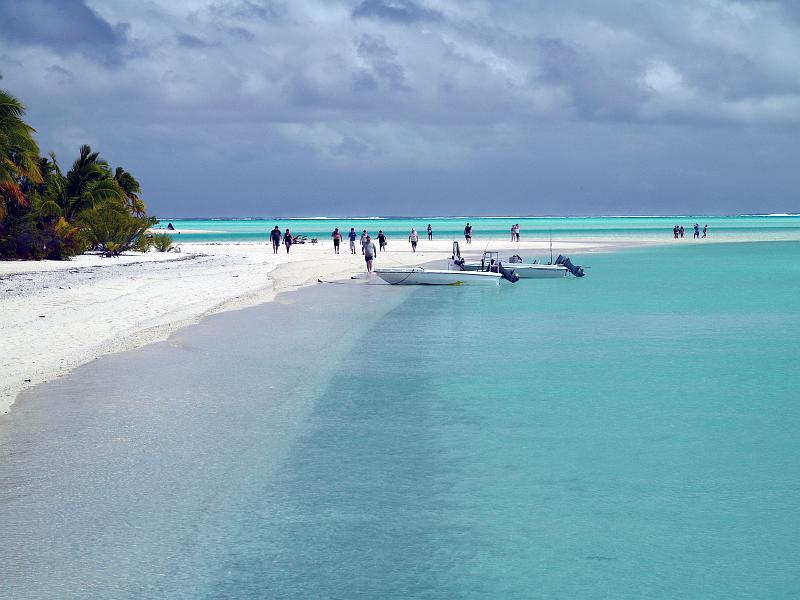 Cook-69-Seib-2011.jpg - Exploring the lagoon (Photo by Roland Seib)