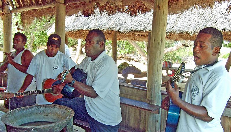 Fiji-etc-06-Feldmann-2006.JPG - Folklore group, Malamala island (Photo by Martin Feldmann)