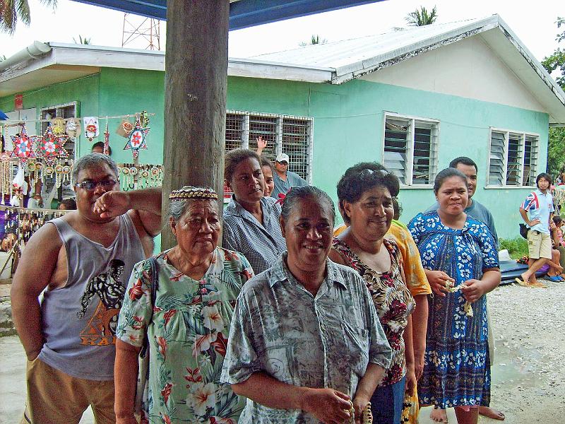 Fiji-etc-08-Feldmann-2006.JPG - Waiting people at the airport, Funafuti (Photo by Martin Feldmann)