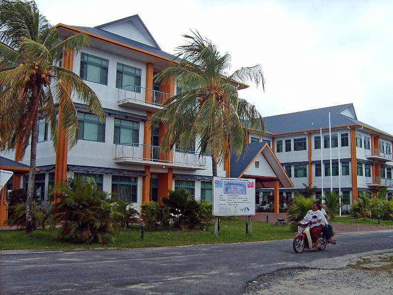 Fiji-etc-09-Feldmann-2006.JPG - Government building of Tuvalu, Funafuti (Photo by Martin Feldmann)