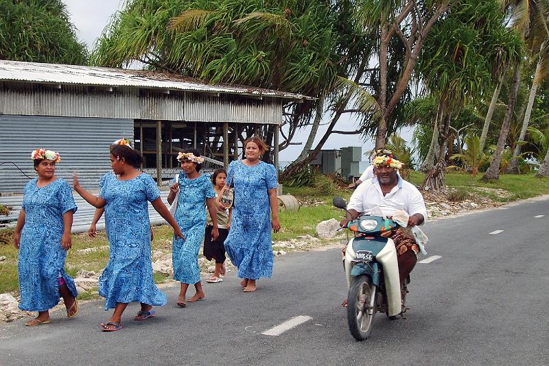Fiji-etc-10-Feldmann-2006.JPG - Sunday morning on the main road, Funafuti (Photo by Martin Feldmann)