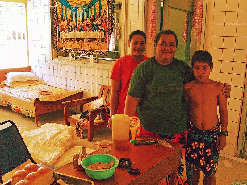 Fiji-etc-12-Feldmann-2006.JPG - Togiola, owner of the Vailuatai Lodge, Funafuti, with family members (Photo by Martin Feldmann)