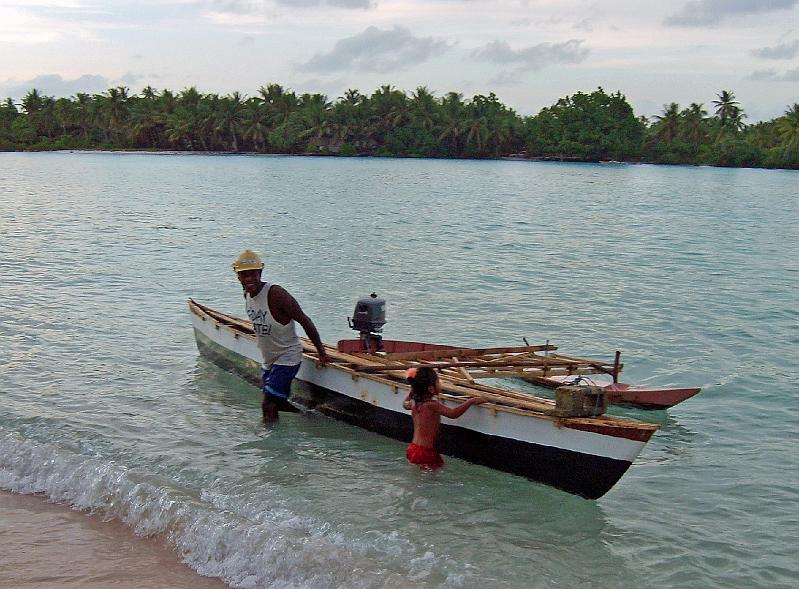 Fiji-etc-18-Feldmann-2006.jpg - Ferry between North and South Tarawa (Photo by Martin Feldmann)