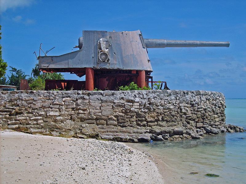 Fiji-etc-19-Feldmann-2006.jpg - Japanese cannon in Betio (Photo by Martin Feldmann)