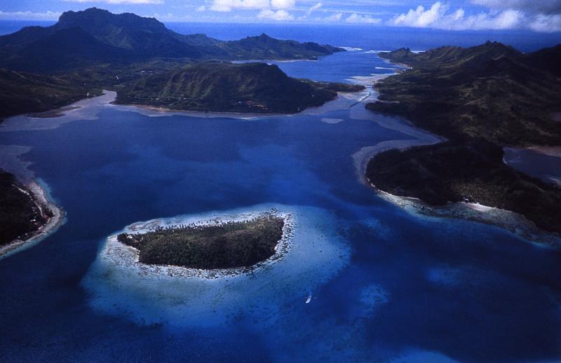 FranzPoly-03-Seib-1994.jpg - Bourayne bay and Maroe bay, Huahine (© unknown)