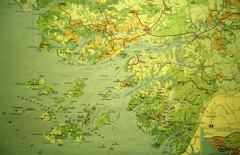 Guinea-02-Seib-1983.jpg - Map with roads (photo: Roland Seib)