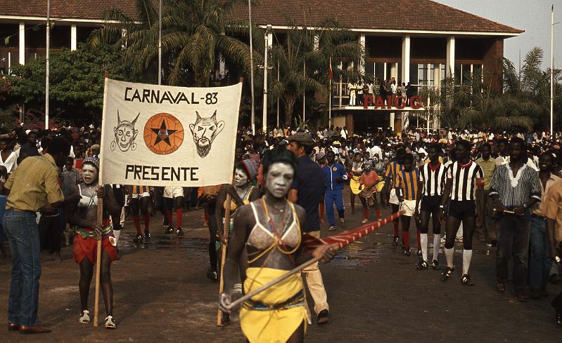 Guinea-25-Seib-1983.jpg - Carnival in the capital (photo: Roland Seib)