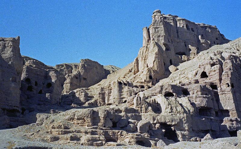India-09-Seib-1978.jpg - Former carve dwellings  in Bamiyan (2,500 m), central Afghanistan (© Roland Seib)
