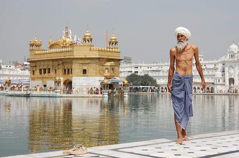 India-27-WikiCommons.jpg - Sikh pilgrim at the Golden Temple, Wikipedia Commons (source: http://upload.wikimedia.org/wikipedia/commons/4/41/Sikh_pilgrim_at_the_Golden_Temple_%28Harmandir_Sahib%29_in_Amritsar%2C_India.jpg; accessed 25.1.2011)