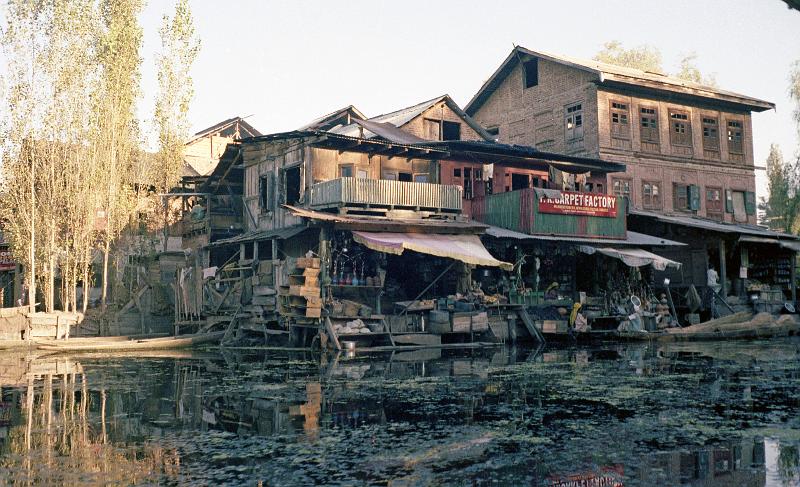 India-31-Seib-1978.jpg - Living on the Dal Lake (© Roland Seib)