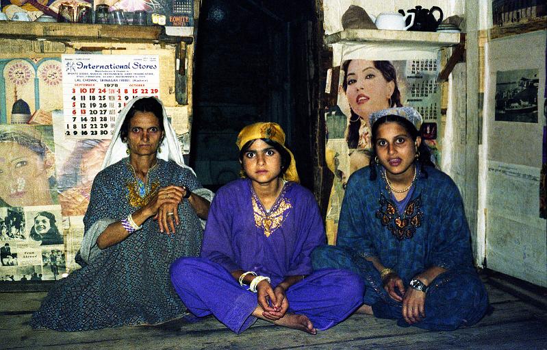 India-32-Seib-1978.jpg - Houseboat owners (© Roland Seib)