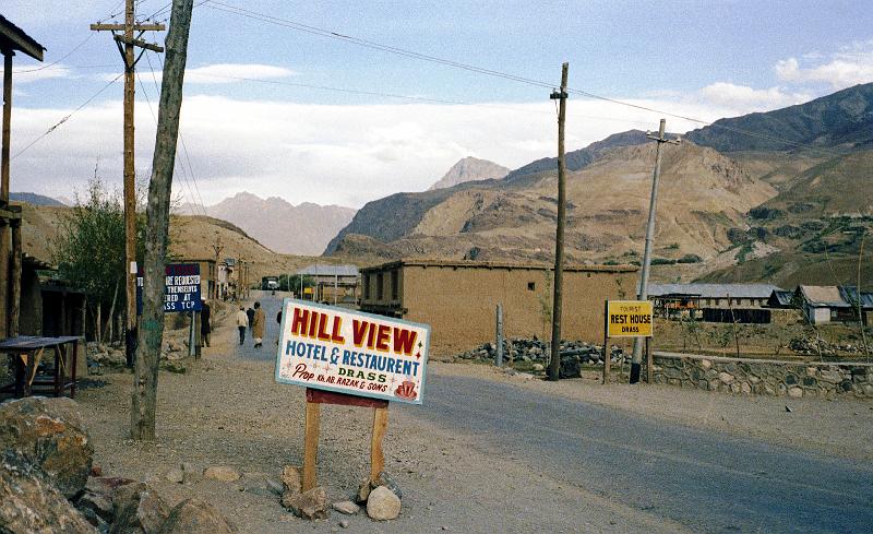 India-37-Seib-1978.jpg - Bus stop at Drass (© Roland Seib)