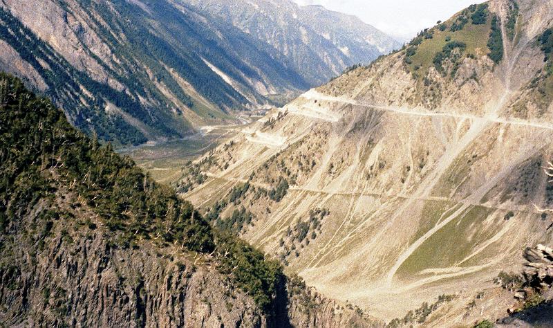 India-38-Seib-1978.jpg - Further on to Leh on the National Highway 1D (© Roland Seib)