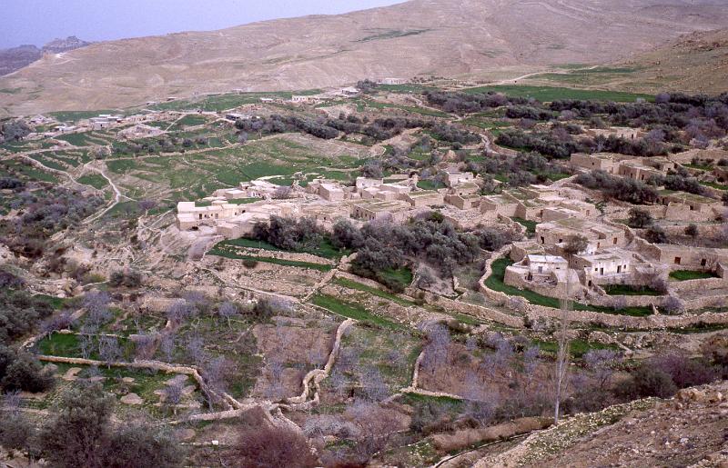 Jordan-08-Seib-1980.jpg - Small village on the way to Petra (photo by Roland Seib)