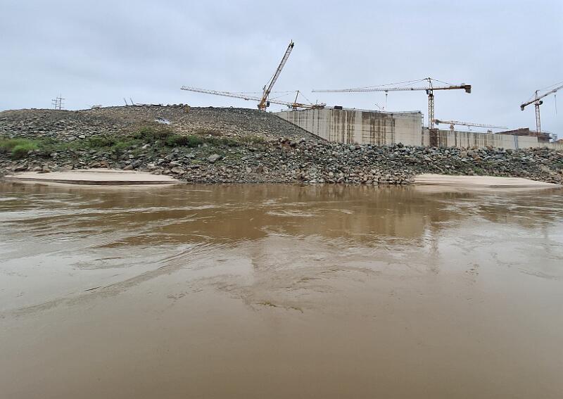 Laos1-77-Seib-2025.jpg - Construction of a new dam by Thailand downstream of Bak Beng (Photo by Roland Seib)
