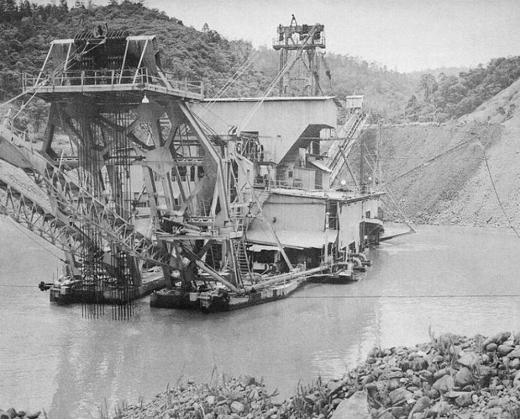 Mining-02-1960.jpg - Gold dredger in Bulolo 1960 (source: https://sites.google.com/site/highlandshistory/; accessed: 2.2.2013)