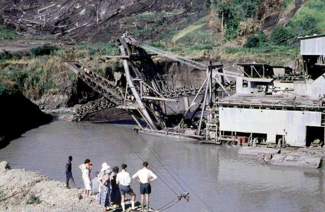 Mining-03-Grieve-1962.jpg - Gold dredge, Wau December 1962; Photographer: Bob Grieve (source: http://www.pngaa.net/Photo_Gallery/LaeWau62/photo10.html; accessed: 6.2.2013)