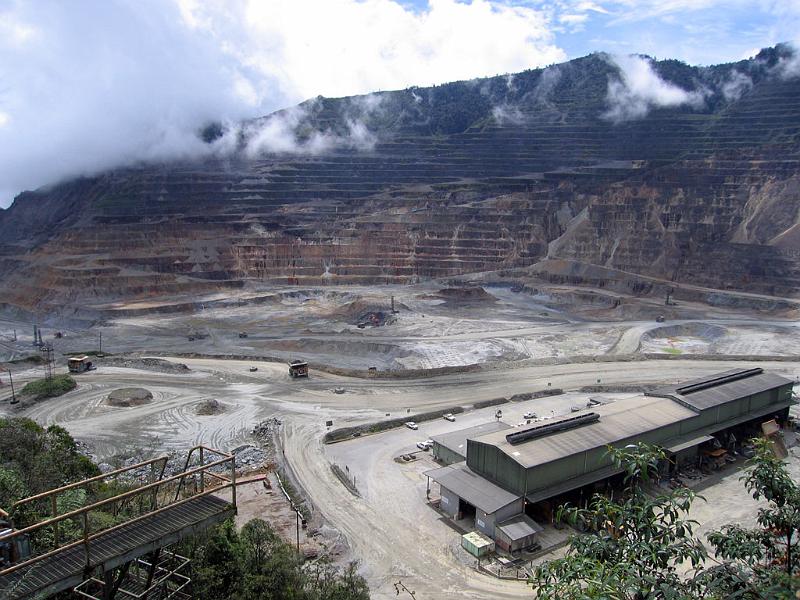 Mining-10-CMCA-2007.jpg - Ok Tedi Mine CMCA Review, 2007 (source: http://commons.wikimedia.org/wiki/File:OkTediMine.jpg?uselang=als)