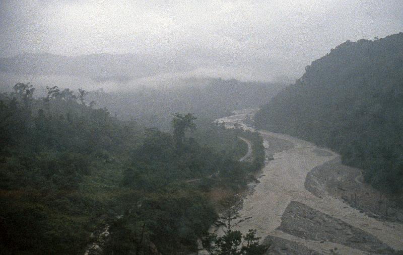 Mining-13-Seib-1997.jpg - Helicopter flight from Tabubil to Kiunga and retour along the Ok Tedi river polluted with sediments of tailings and waste rock (Photo by Roland Seib)