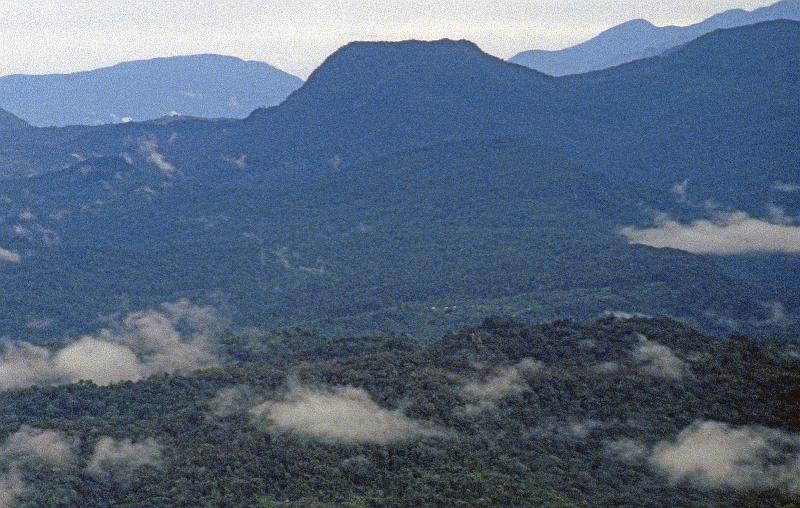 Mining-28-Seib-1997.jpg - Star Mountains stretching from the Indonesian border to the Hindenburg Range (Photo by Roland Seib)