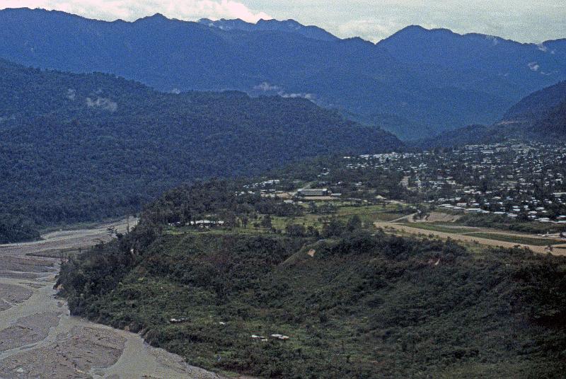 Mining-30-Seib-1997.jpg - Tabubil (Photo by Roland Seib)