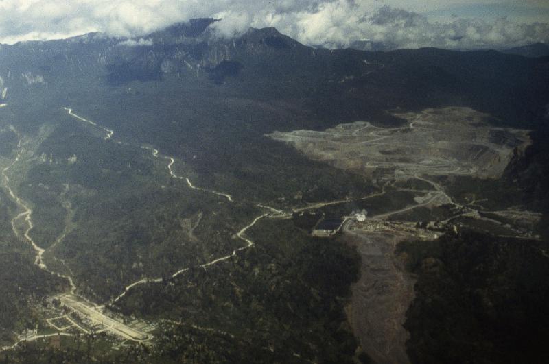 Mining-31-Seib-1998.jpg - Porgera valley (Photo by Roland Seib)