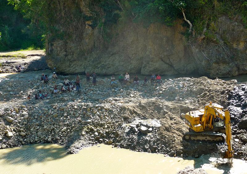 Mining-48-Carstens-2010.jpg - Artisanal miners in the Watut River, Morobe Province, hired an excavator to dig up the gravel from the river bed 2010 (Photo by Johanna Carstens)