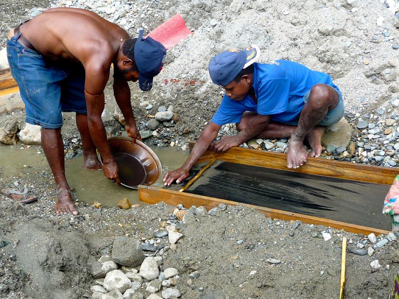 Mining-52-Carstens-2010.jpg - Artisanal miners at work with a sluice box and a gold pan (Photo by Johanna Carstens)